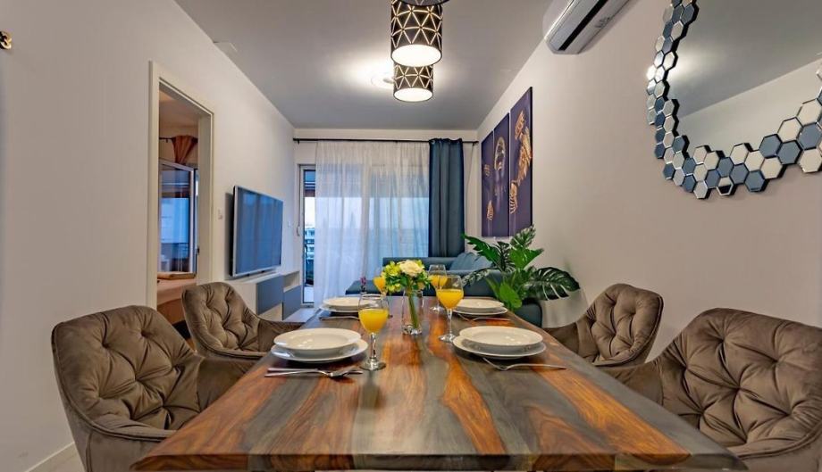 luksuzan-stan-vrtom-jacuzzijem-morska-vila-prodaja-slika-208421384