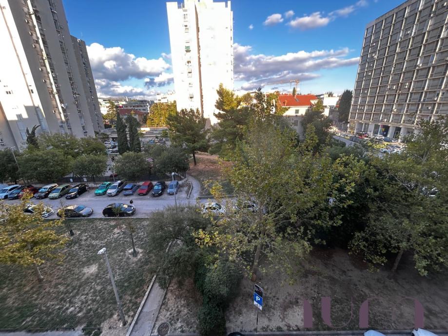 spinut-dvoetazan-stan-pogled-rijetkost-tristu-slika-258399515