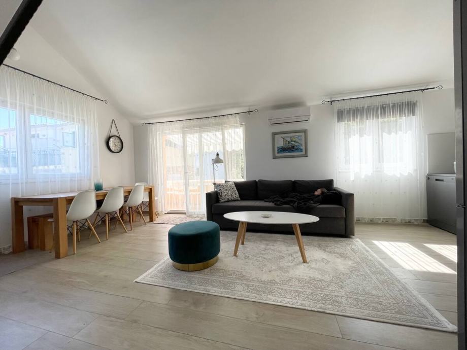 stomorska-dvoetazni-stan-parkingom-blizini-mora-slika-244074124