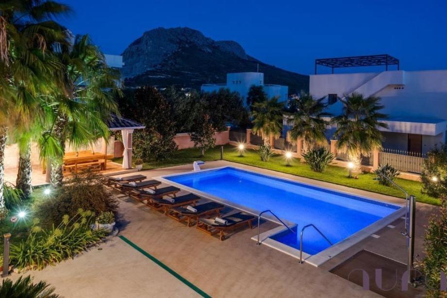 zrnovnica-dalmatinska-kuca-odmor-prekrasnom-okucnicom-bazenom-slika-266024344